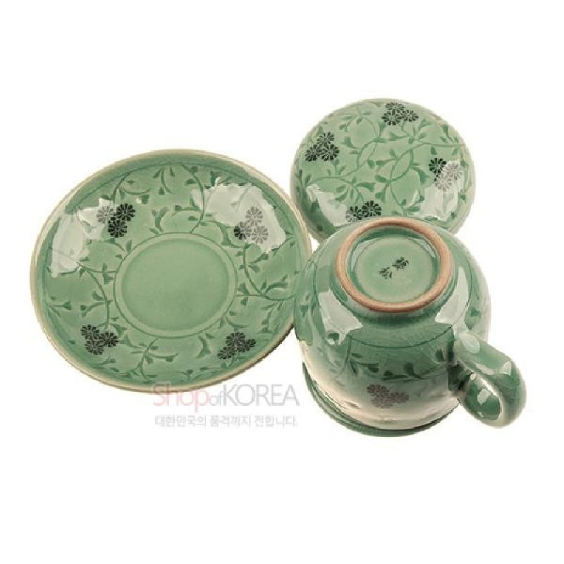 연한 비취색 청자 재질에 국화와 넝쿨 문양을 상감기법으로 장식한 2인 다기잔세트.
