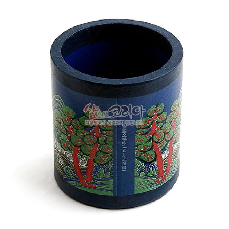 짙은 남색 바탕에 일월오봉도 산수와 소나무 문양을 선명한 적색·녹색으로 표현한 원통형 펜꽂이.