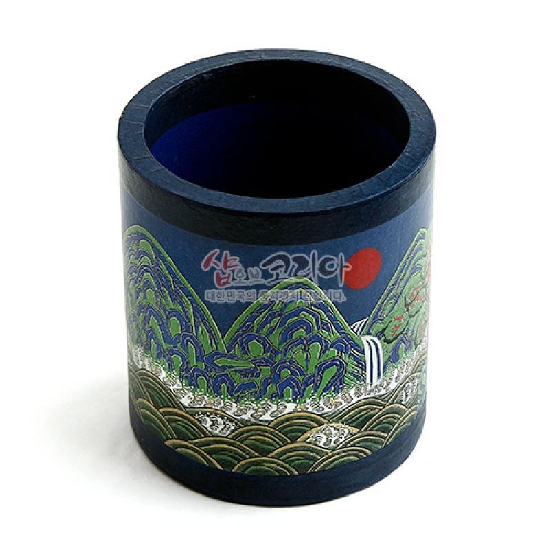 짙은 남색 바탕 위에 녹색과 금색 위주의 일월오봉도 산수문을 채색한 원통형 펜꽂이.