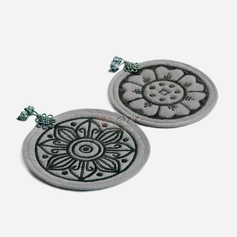 회색 천 재질에 흑색 자수로 고구려·백제 수막새 문양을 표현하고 매듭 장식을 더한 원형 컵받침 2P 세트.