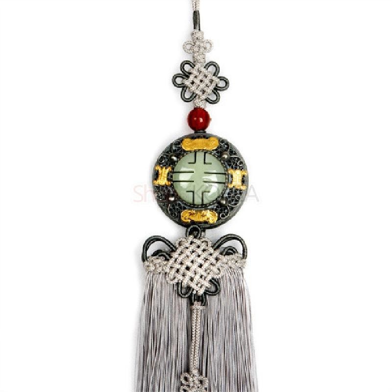 옥 원형 장식에 박쥐 문양과 길상문을 새기고, 금속 장식과 회색 술·전통 매듭이 조화된 노리개 장식.