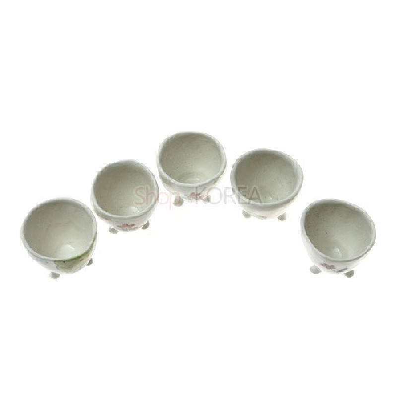 백색 도자기로 제작된 소주잔에 은은한 야생화 채색과 짧은 손잡이형 받침이 더해진 세트.