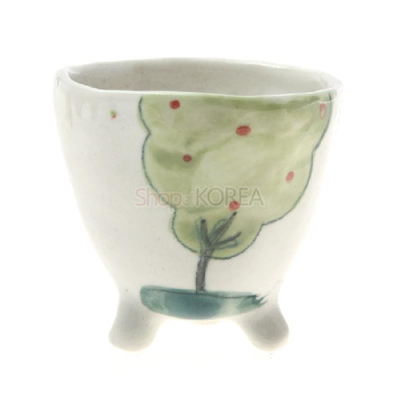 백색 도자기 소재에 녹색 나무와 붉은 열매를 수채화풍으로 그린 삼각 발달린 소주잔.