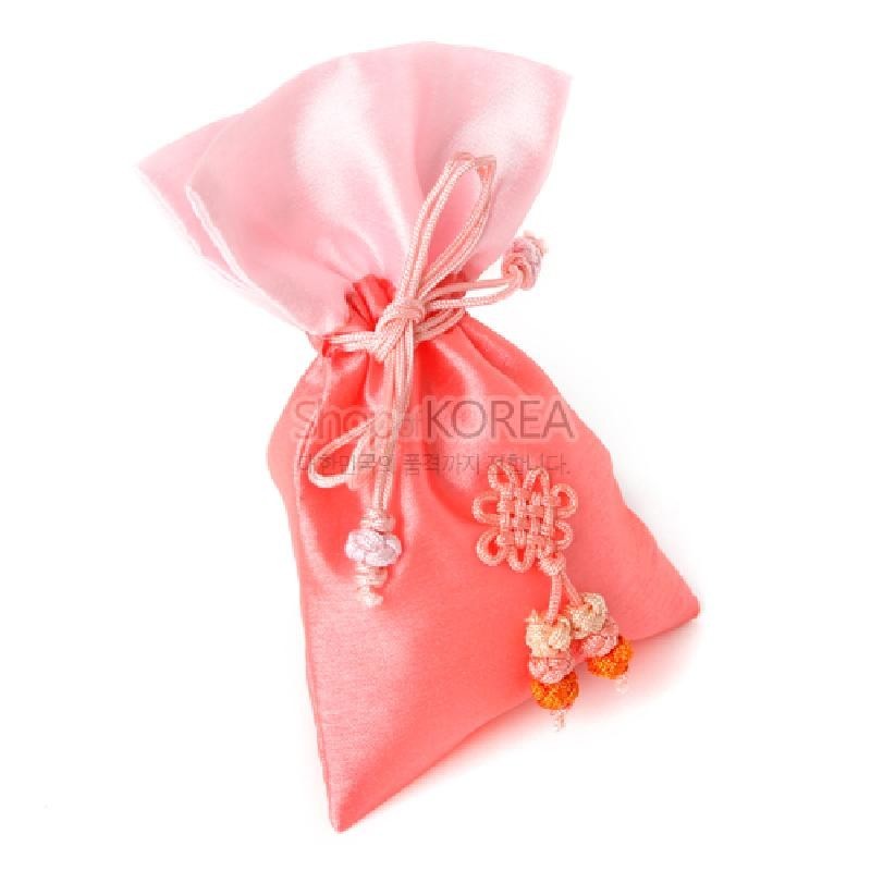 담주색과 연핑크색 실크 원단으로 제작된 복주머니형 주머니, 전면 매듭 장식과 매듭 술 장식이 특징인 전통 매듭주머니.