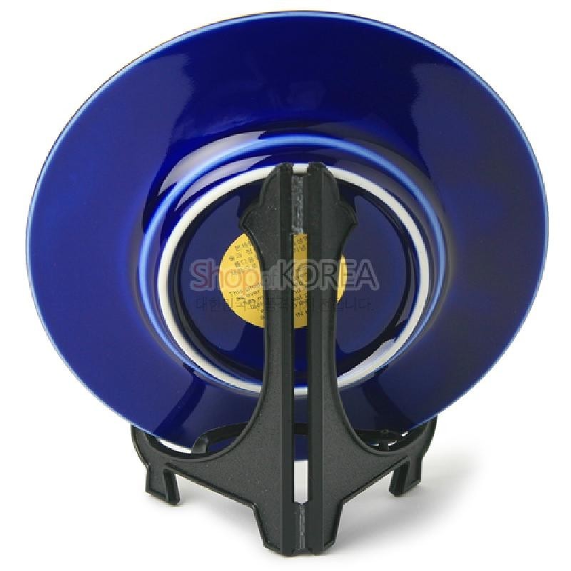 짙은 청색 유약 처리된 원형 도자 접시와 검은색 플라스틱 받침대로 구성된 간결한 장식 접시.