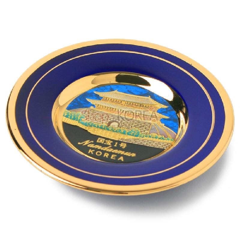 금속 재질에 청색 에나멜과 금장 처리로 남대문 전경을 입체적으로 표현한 원형 장식 접시.