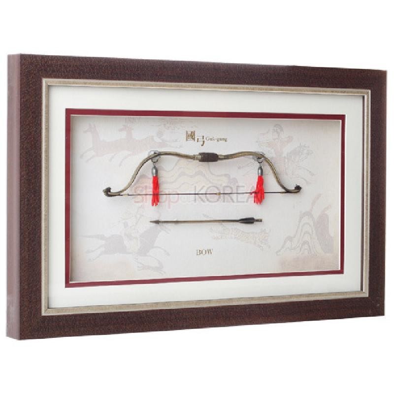 나무 액자에 전통 국궁과 화살 모형을 입체 배치한 장식, 붉은 술 장식과 담백한 문양 배경이 특징인 액자형 공예품.