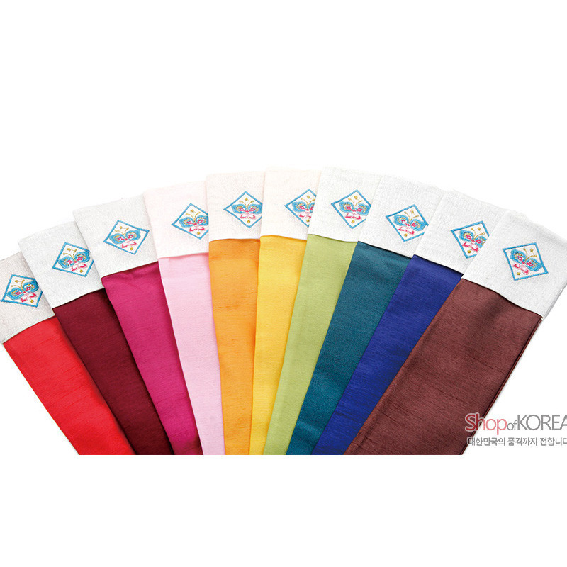 다채로운 색상의 비단으로 제작되고 흰색 상단에 전통 자수 연꽃 문양이 장식된 민속 부채 주머니.