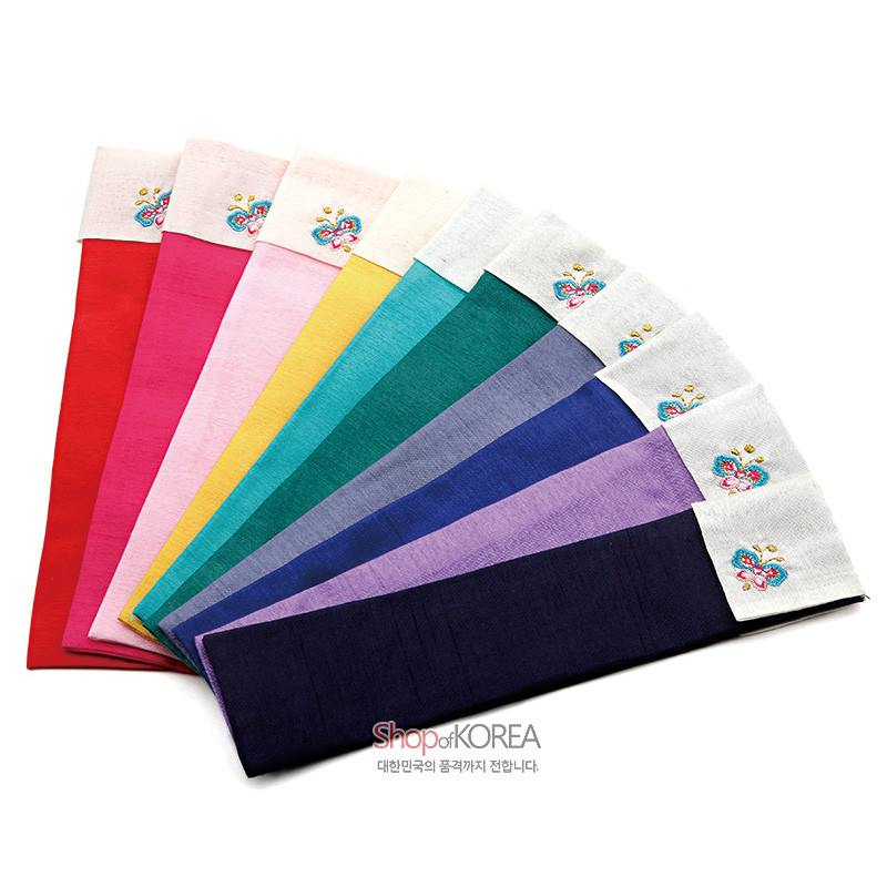 다채로운 색상의 비단으로 제작된 부채주머니, 흰색 배색 끝부분에 나비 자수 문양이 수놓인 디자인.