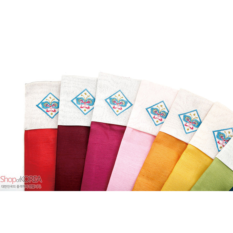 비단 추정 원단으로 제작된 다채로운 색상의 부채 주머니, 상단에 나비 수놓은 전통 자수 문양 장식.