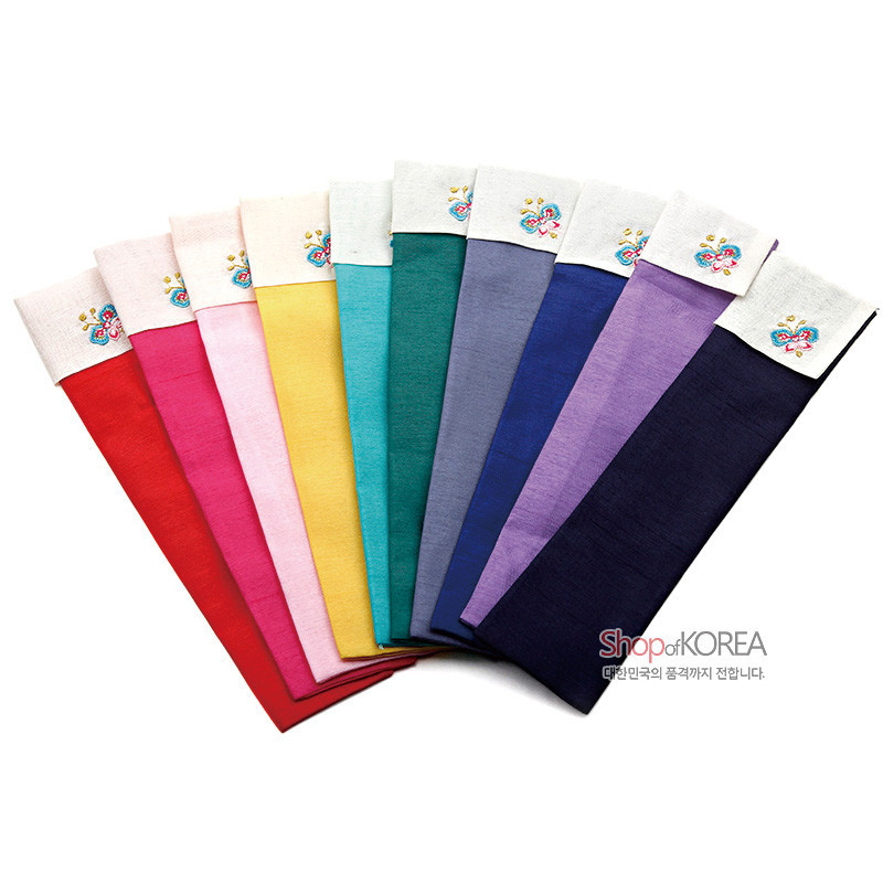 다채로운 색상의 비단 재질로 제작된 민속 부채 주머니, 흰 배색 단에 나비 자수 문양이 포인트인 디자인.