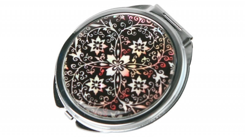 자개 상감 기법으로 검은 바탕 위에 은은한 오색 당초와 꽃문양이 장식된 금속 테두리 손거울. 자개 상감 기법으로 검은 바탕 위에 은은한 오색 당초와 꽃문양이 장식된 금속 테두리 손거울.