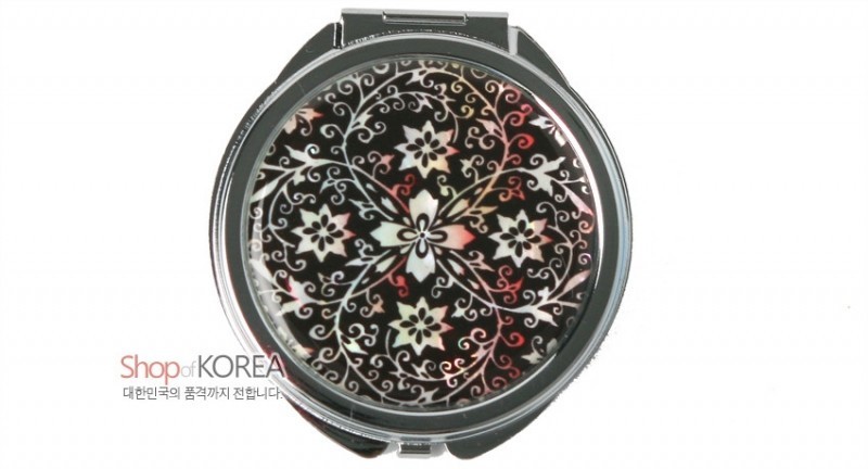 검은 옻칠 바탕에 자개 상감으로 표현한 당초 꽃넝쿨 문양이 특징인 금속 테두리 접이식 손거울. 검은 옻칠 바탕에 자개 상감으로 표현한 당초 꽃넝쿨 문양이 특징인 금속 테두리 접이식 손거울.