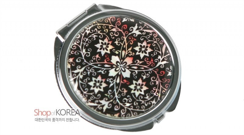 흑색 바탕 위에 오색 자개 상감으로 당초와 꽃문양을 표현한 금속 테두리 원형 휴대용 손거울. 흑색 바탕 위에 오색 자개 상감으로 당초와 꽃문양을 표현한 금속 테두리 원형 휴대용 손거울.
