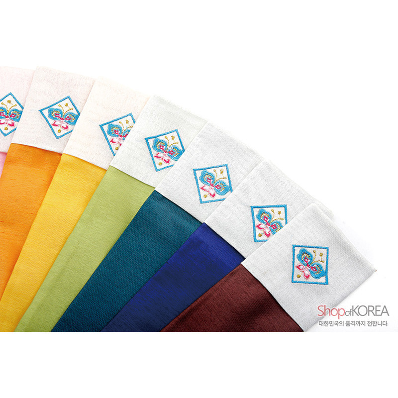 다채로운 색상의 천으로 제작된 부채주머니, 흰색 상단에 자수 기법으로 수놓은 나비 문양 장식.