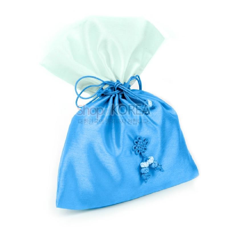 청색 비단 재질의 전통 매듭주머니로, 상단은 연한 민트색 천을 사용하고 꽃 모양 매듭 장식이 더해진 디자인이다.