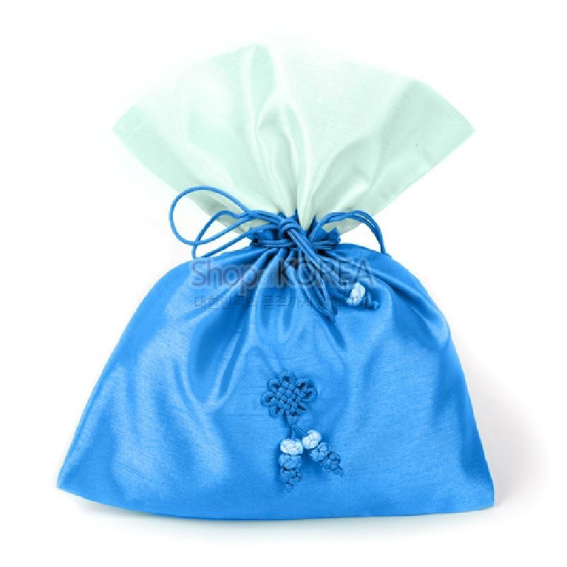 청색 비단 재질의 큰 매듭주머니로, 상단은 옅은 민트색 천을 사용하고 가운데 전통 매듭 장식과 구슬 매듭술이 더해진 형태이다.