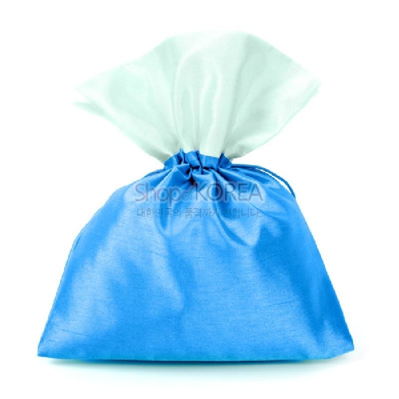 청색과 흰색 이중 천으로 제작된 매듭주머니로, 은은한 광택의 직물과 심플한 매듭 기법이 사용된 전통 스타일 포장주머니.