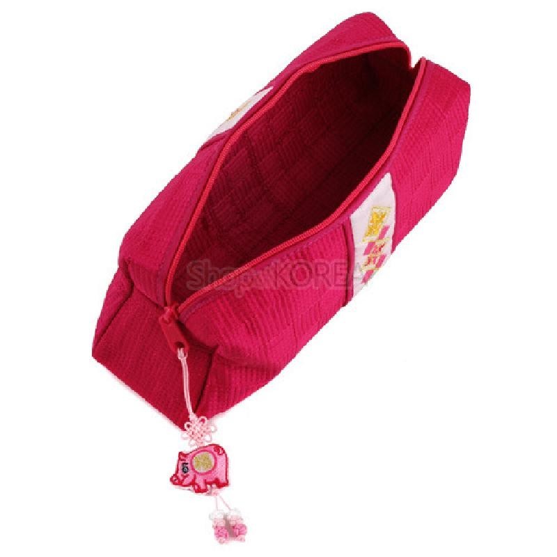 선명한 적색 누비 원단으로 제작된 필통, 지퍼 고리에 복돼지 자수와 전통 매듭·구슬 장식이 특징인 디자인.