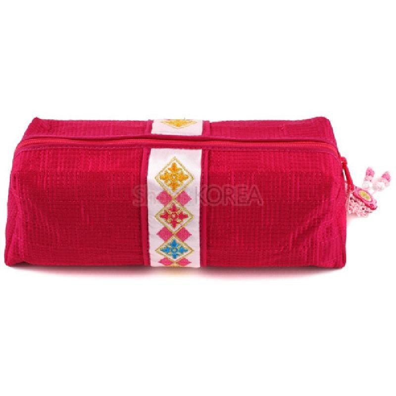 붉은색 누비 원단으로 제작된 필통, 중앙에 흰색 비단 띠와 다채로운 색상의 전통 문양 자수 장식, 지퍼 끝 복돼지 매듭 포인트.