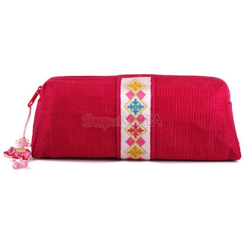 붉은 색 누비 원단에 중앙 자수 전통 기하문양과 복돼지 매듭 장식을 더한 필통.