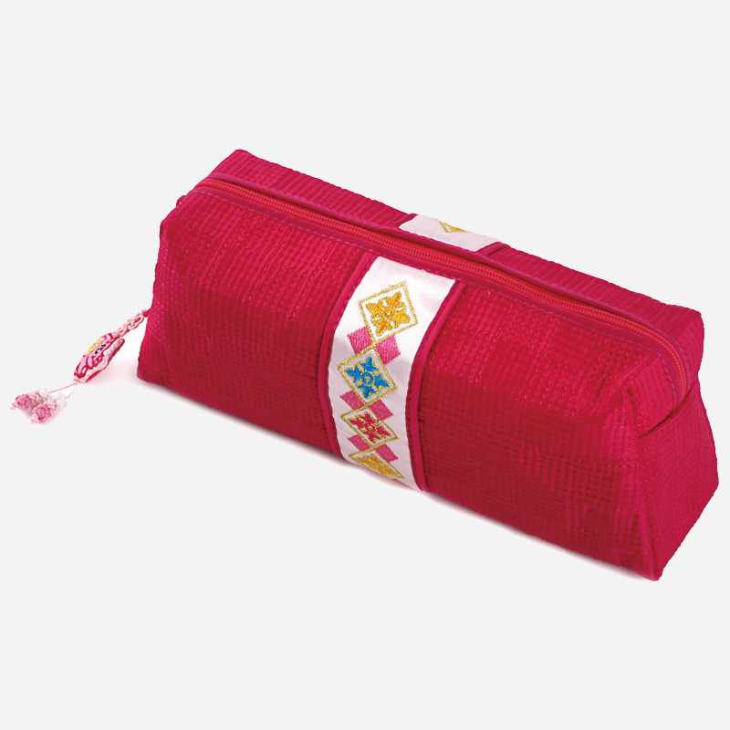 선명한 적색 누비 비단으로 제작되고 중앙에 화려한 자수 기하학 문양과 매듭 장식을 더한 필통.