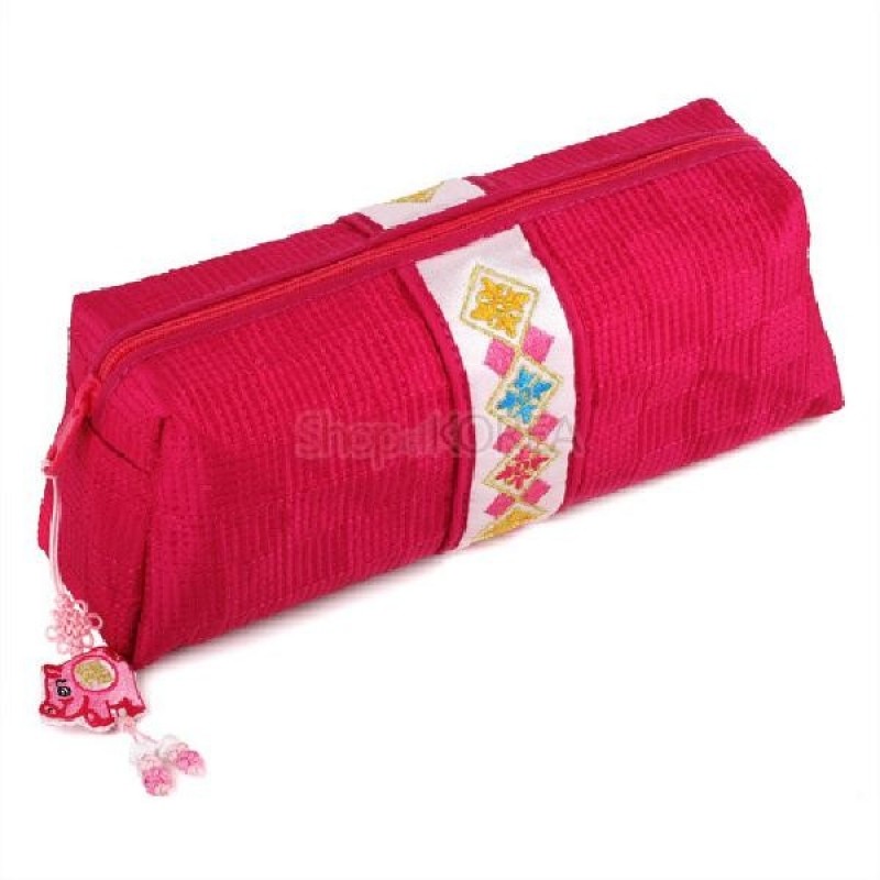 선명한 적색 누비 비단에 흰색 띠와 색동 자수 문양, 복돼지 매듭 장식이 특징인 필통.