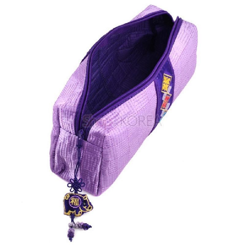 보라색 누비 비단 소재에 지퍼 여밈, 복자 문양 돼지 모양 매듭 장식이 달린 직사각형 필통.