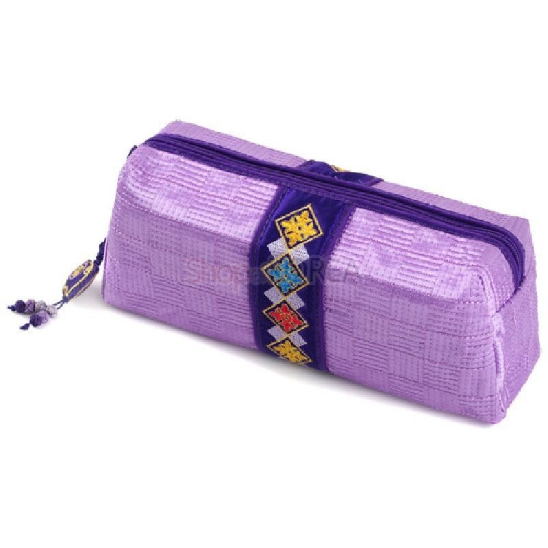 보라색 누빔 비단으로 제작된 직사각형 필통, 중앙에 자수 복문양 장식과 장식 매듭 달린 디자인.