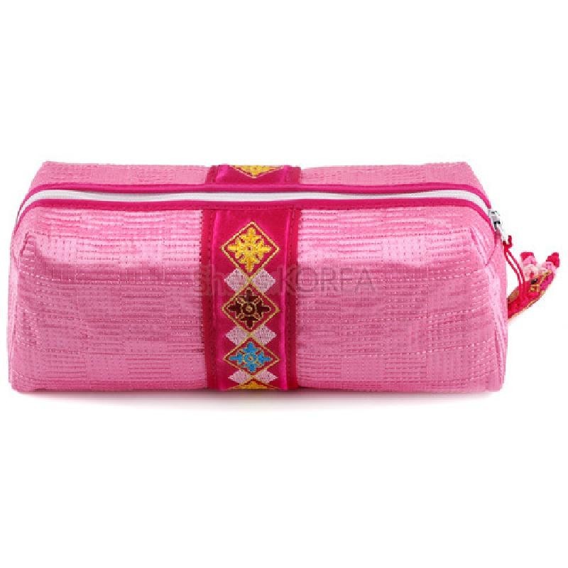 분홍색 누비 비단 소재에 중앙 화려한 전통 자수 문양과 복돼지 매듭 장식을 더한 필통.