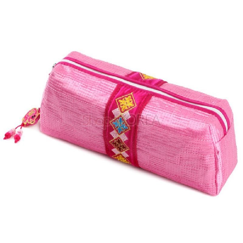 분홍색 누비 비단 소재에 색동 자수 문양이 더해지고 끝부분 복돼지 매듭 장식이 있는 필통.