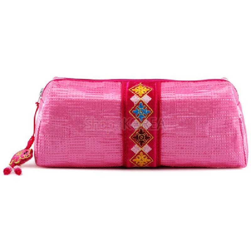분홍색 누비 비단으로 제작된 필통, 중앙에 다색 자수 전통 문양 장식과 옆면 복돼지 매듭 장식이 있는 디자인.