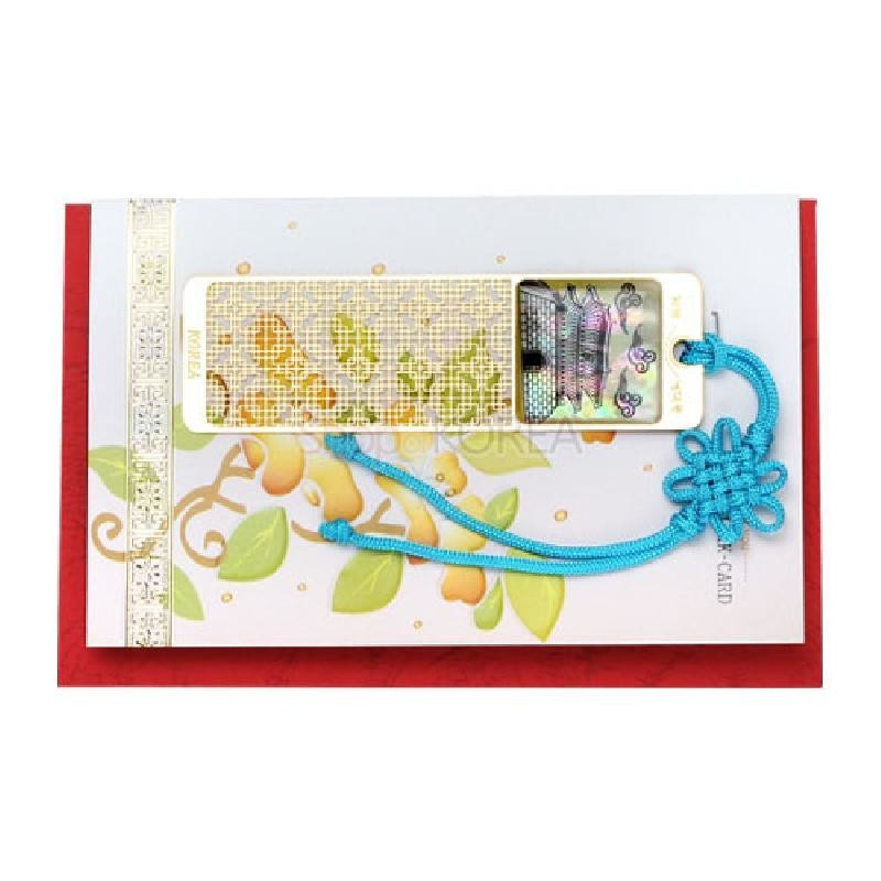 금속 바탕 위 자개 상감으로 남대문과 전통 문양을 표현하고 청색 전통 매듭 끈이 달린 책갈피.