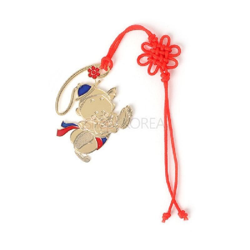 금장 금속으로 제작된 농악 캐릭터 장식과 청·홍색 채색, 붉은색 전통 매듭 장식이 어우러진 책갈피.