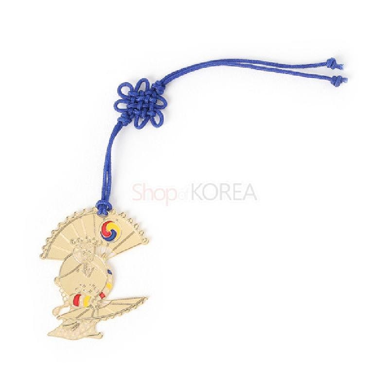 금장 금속으로 부채춤 인물을 형상화하고 태극 문양과 색동 무늬를 새긴 장식, 청색 전통 매듭 끈이 연결된 책갈피.