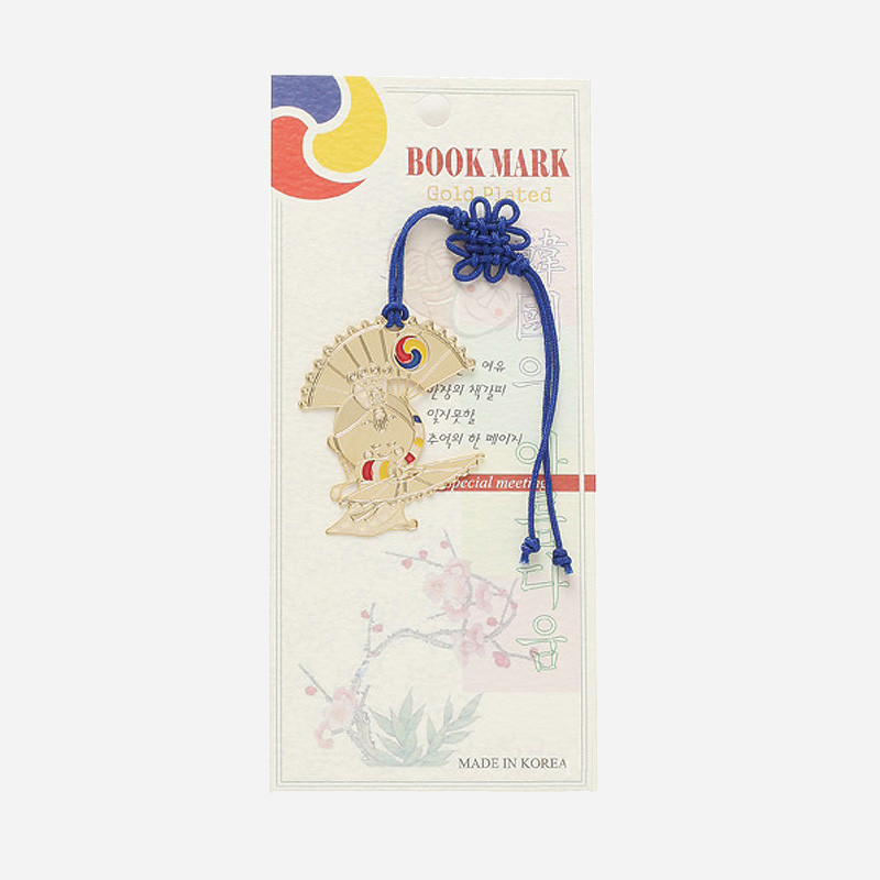 금장 금속으로 제작된 부채춤 형상의 책갈피와 파란색 전통 매듭 끈 장식.