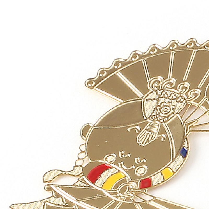금장 금속으로 제작된 부채춤 무용수 형상의 책갈피, 한복과 부채에 빨강·노랑·파랑 포인트 색상이 돋보이는 디자인.