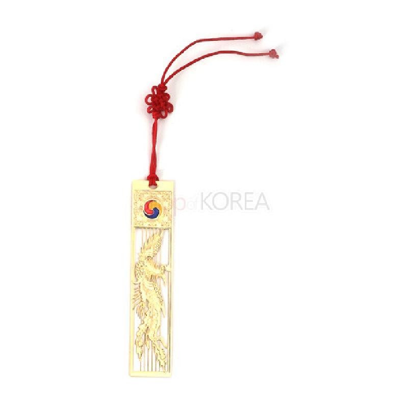 금장 금속으로 제작된 봉황 문양 책갈피, 상단 태극 문양 장식과 붉은 전통 매듭 끈이 어우러진 디자인.