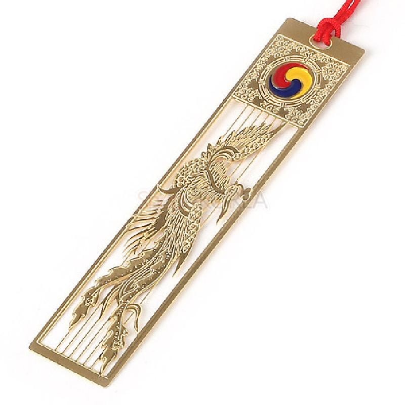 금속 재질에 섬세한 봉황 문양을 투각한 책갈피와 상단 삼색 태극 문양 장식