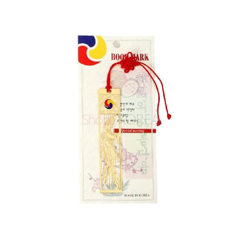 금속 소재에 섬세한 봉황 문양을 금장으로 표현하고, 상단에 태극 문양과 붉은 실 매듭 장식을 더한 책갈피.