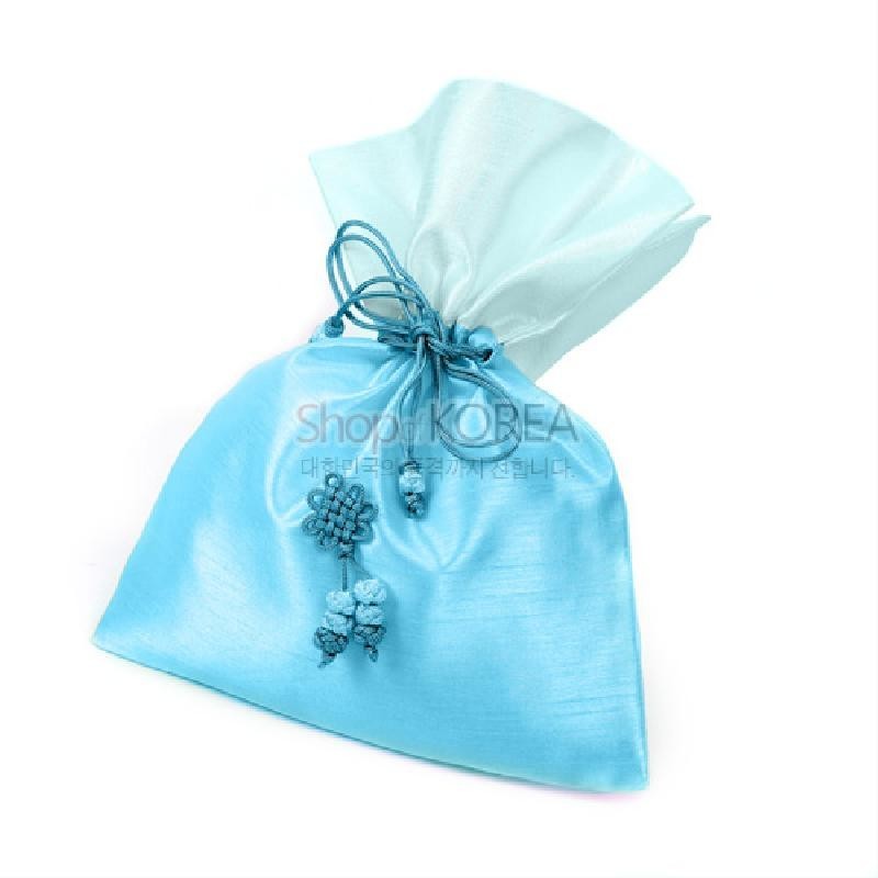 청벽색 실크 느낌 원단으로 제작된 전통 매듭주머니로, 상단은 반투명 옥색, 중앙에는 청색 끈과 꽃 매듭 장식이 달려 있다.
