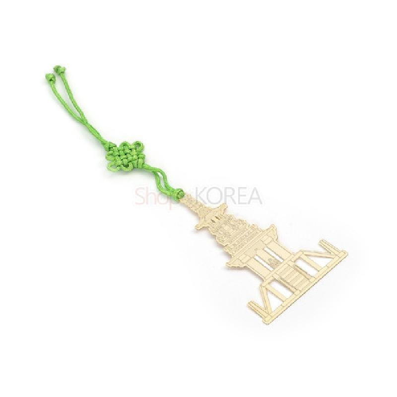 금장 금속으로 다보탑 형태를 정교하게 형상화하고 연두색 매듭 끈을 더한 전통 문양 책갈피.