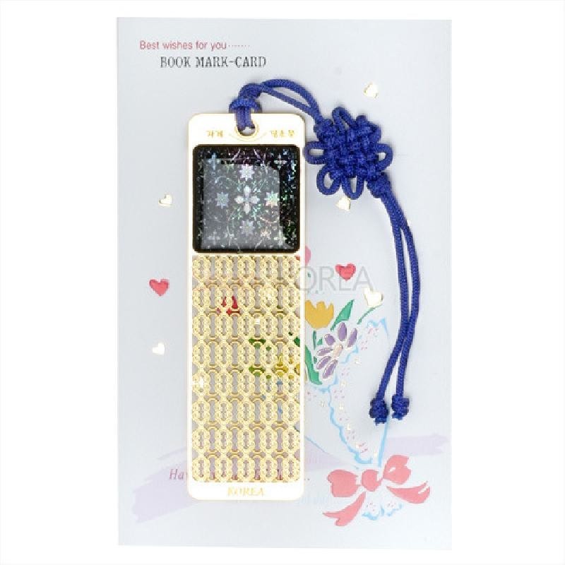 금속 재질 위에 자개 상감으로 꽃과 당초무늬를 넣고, 청색 전통 매듭 끈을 단 책갈피.