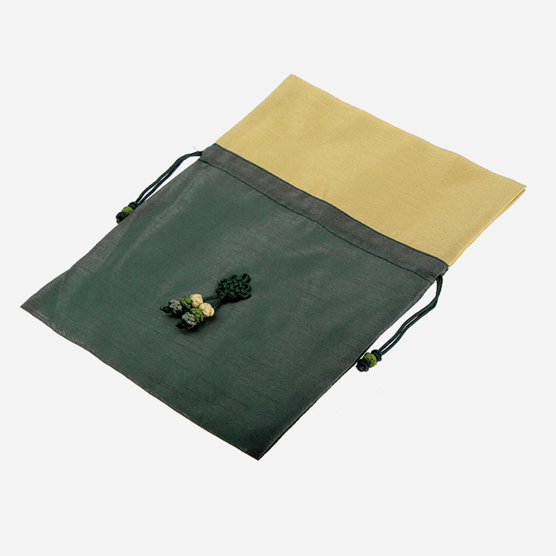 짙은 녹색과 연한 황색 실크 재질의 복주머니로, 전통 매듭 장식과 끈 조임 방식이 특징인 심플한 디자인의 한지형 주머니