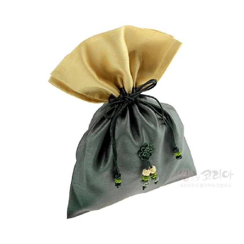짙은 녹색과 누른빛 천으로 만든 주머니로, 전통 매듭 기법과 구슬 장식이 달린 한국식 공예 매듭주머니입니다.