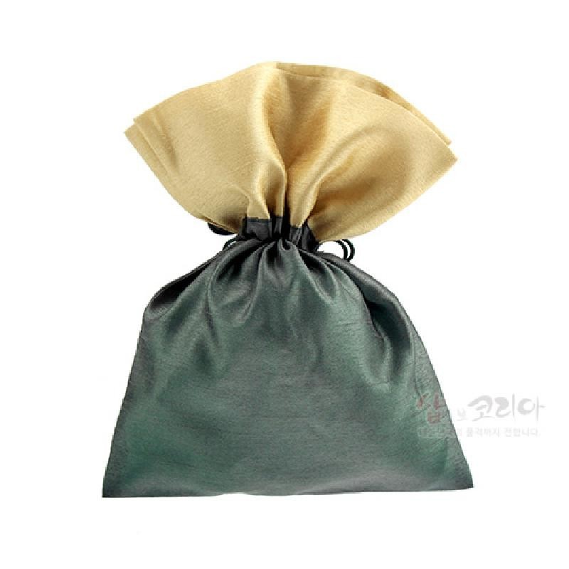 짙은 녹색과 연한 황금색 비단 재질로 제작된 전통 매듭주머니, 상단 끈 조임 기법 사용, 무문 양식의 심플한 디자인