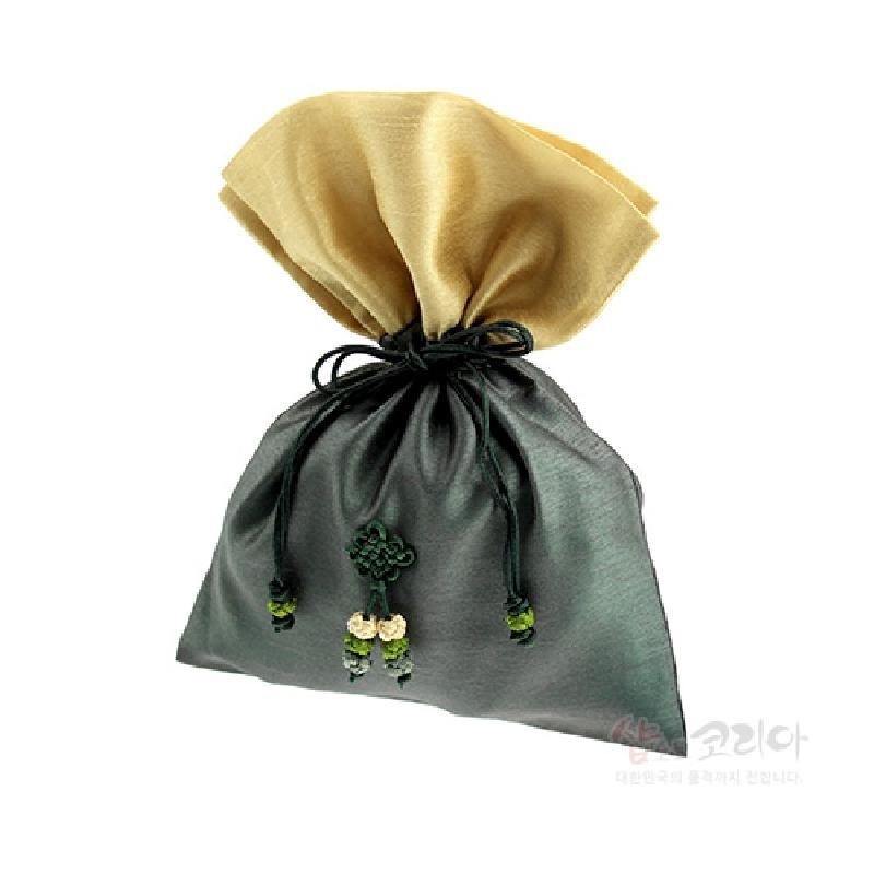 짙은 녹색과 황금빛 비단으로 만든 매듭주머니로, 전면에 전통 매듭 장식과 조화로운 색실 포인트가 더해진 제품입니다.