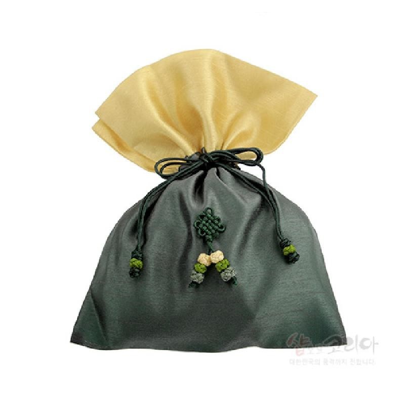 짙은 녹색과 연황색 실크 재질로 된 복주머니로, 전통 매듭기법과 장식 매듭 문양이 더해진 끈으로 여미는 형태이다.