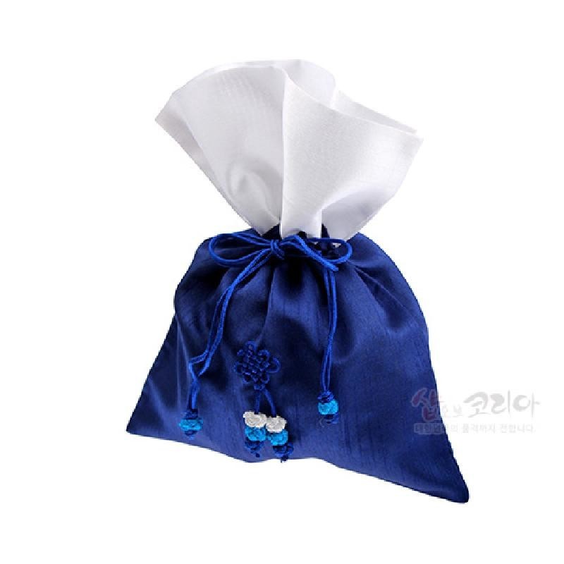 남색 비단 소재 주머니에 흰 안감을 더하고, 전통 매듭 기법과 파란·흰 술 장식을 넣은 한국 전통 매듭주머니