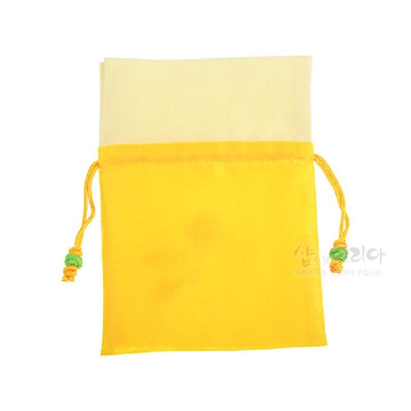 노랑과 아이보리색 실크 느낌 천으로 만든 매듭주머니로, 양쪽에 노랑 끈과 녹·주황색 매듭 장식이 달린 단순한 디자인이다.